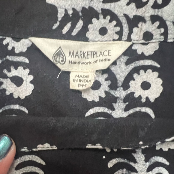 Black and white medium tunic from the artists at MarketPlace Handwork of India. - Picture 6 of 6